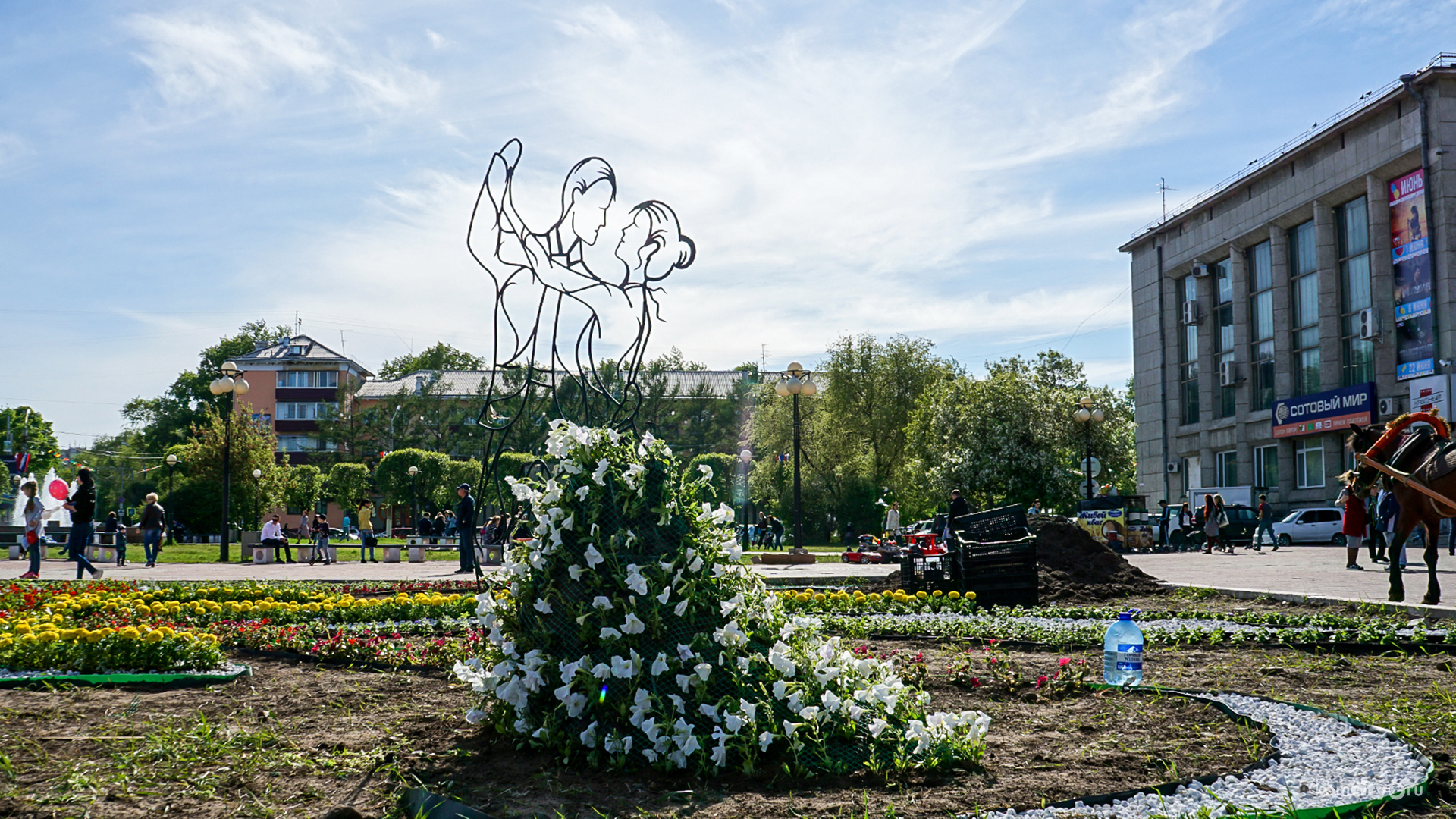 Комсомольск на амуре цвет. Площадь юности Комсомольск-на-Амуре. Площадь юности Комсомольск. Сквер Комсомольск на Амуре. Комсомольск на Амуре площадь юности фото.