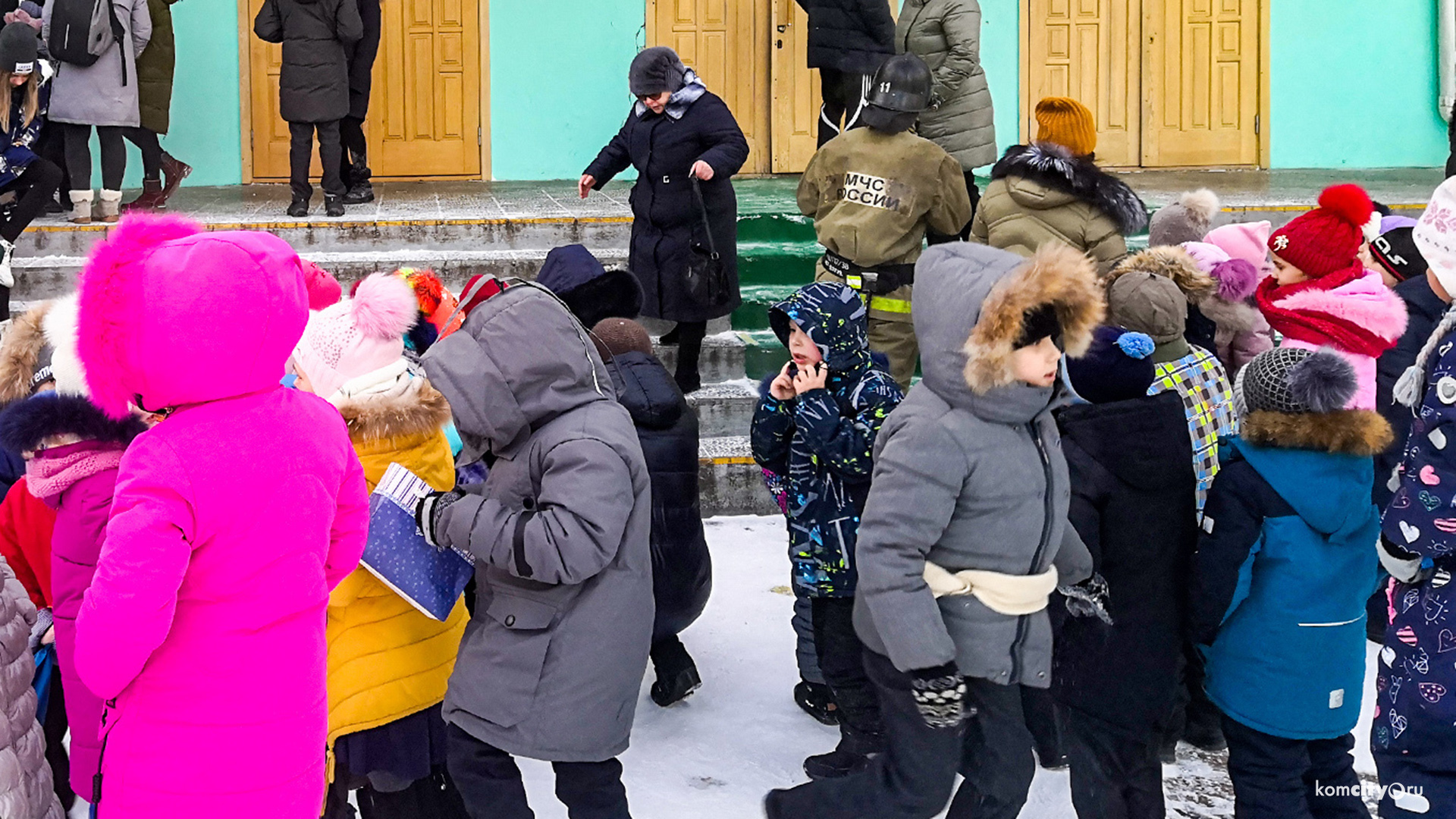 Часть школ так и не успели проверить после вчерашней «взрывной тревоги» — дети остаются дома