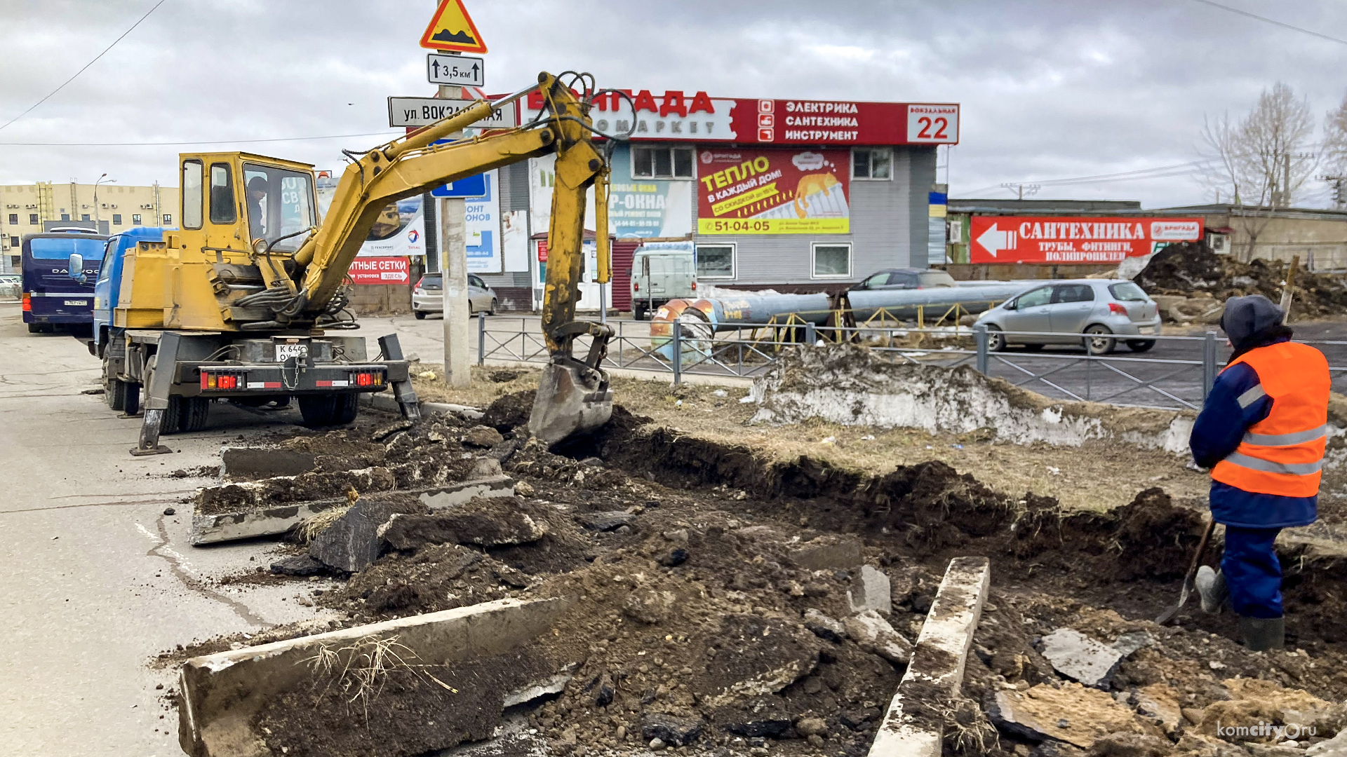 На Вокзальной начали демонтировать старый асфальт и бордюры