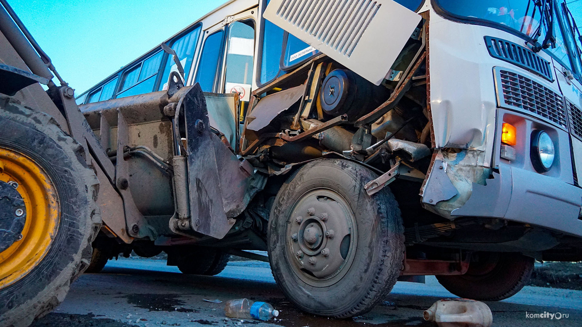 На Вокзальной погрузчик въехал в пассажирский автобус, есть пострадавшие