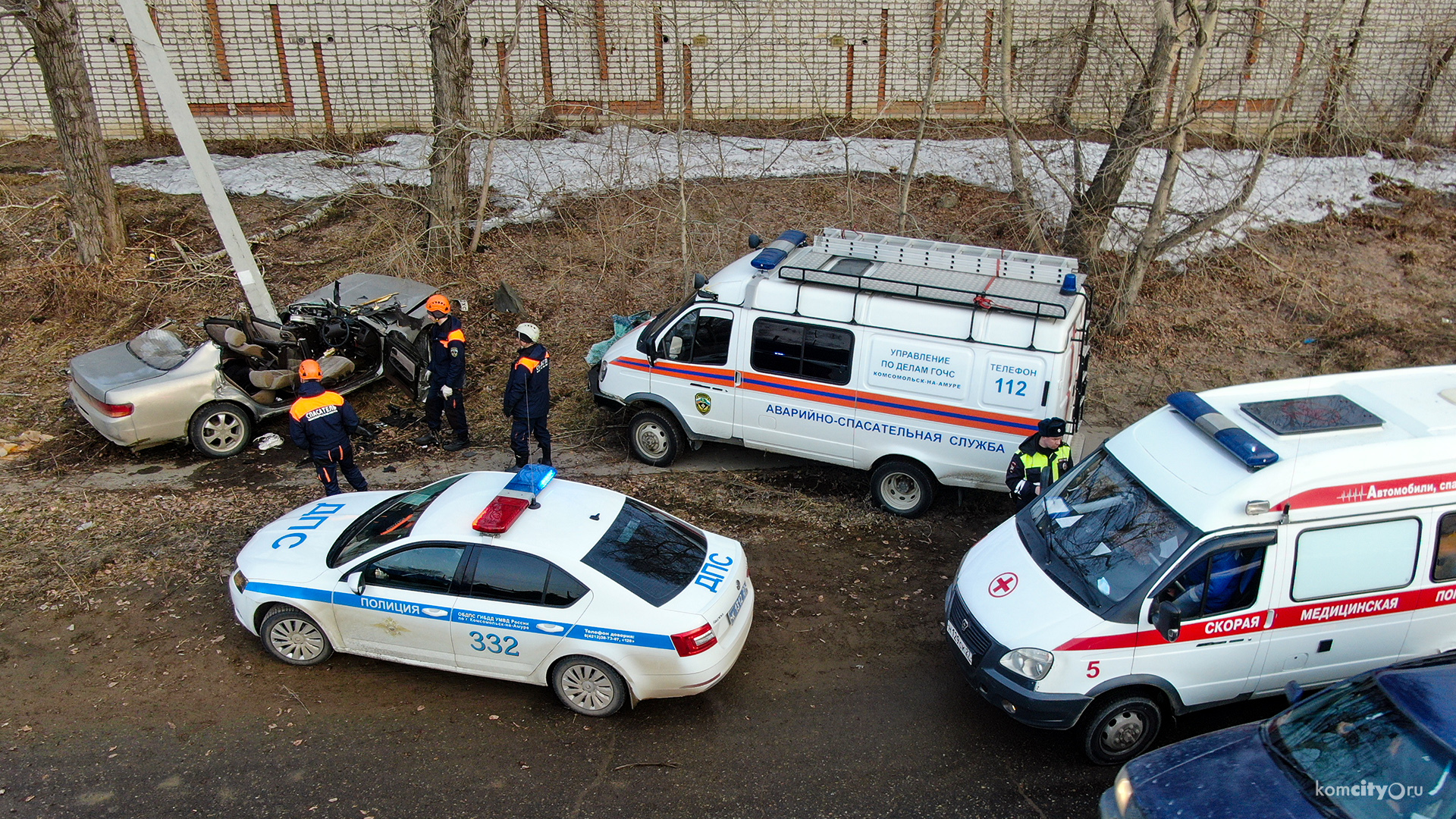 На Комшоссе пьяный Чайзер намотался на столб, двое пострадавших