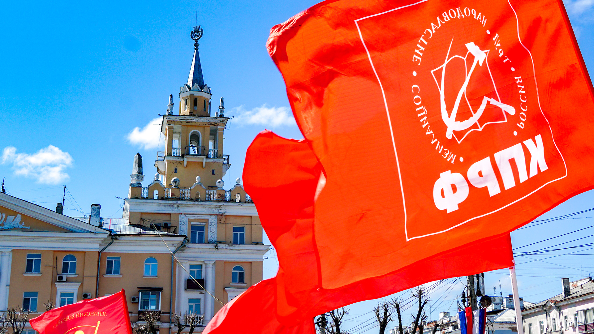 Первомай с красными флагами отметили на площади Ленина