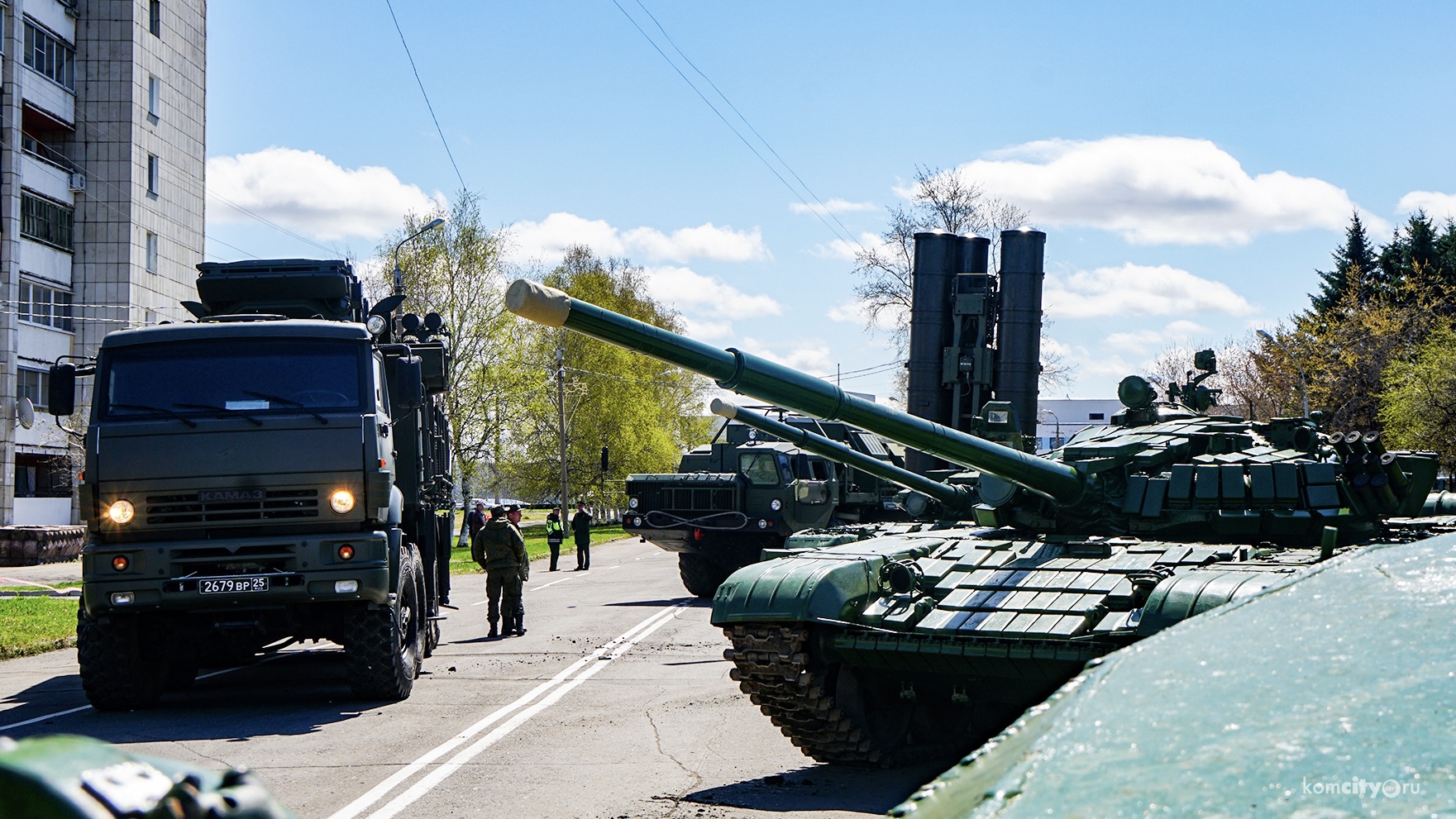 Военную технику на Октябрьский завезут только утром 9 Мая