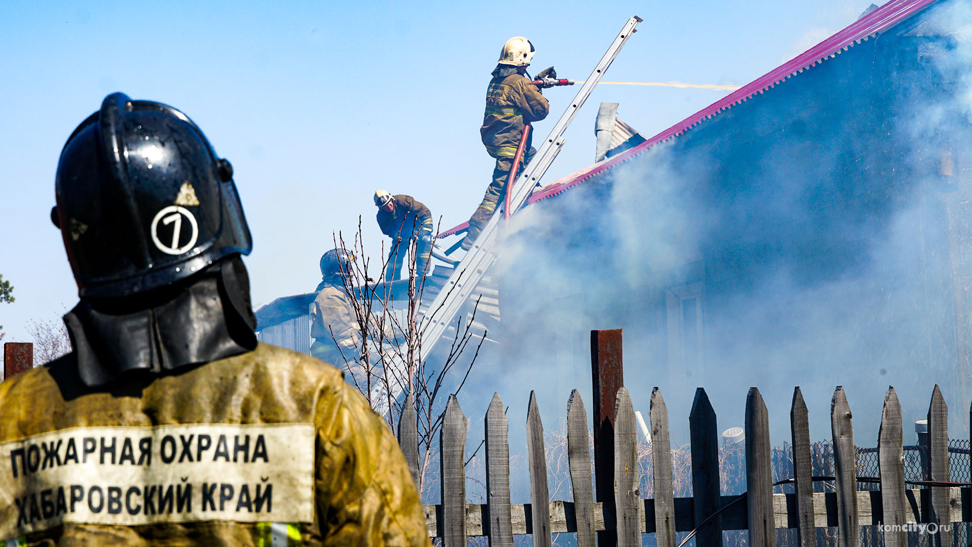 Серьёзный пожар тушат в частном секторе на Северном шоссе