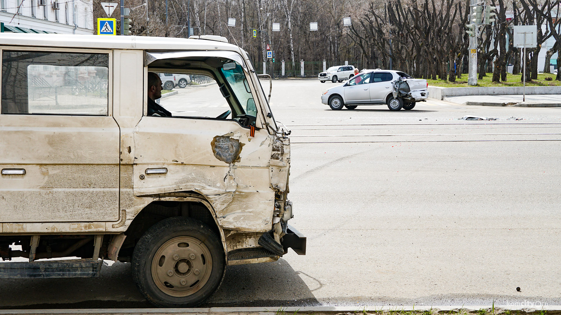 На Ленина задумавшийся микрогрузовик врезался в Платц, есть пострадавшие