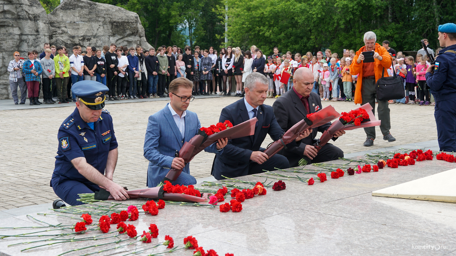 В День памяти и скорби на Мемориальном комплексе возложили цветы