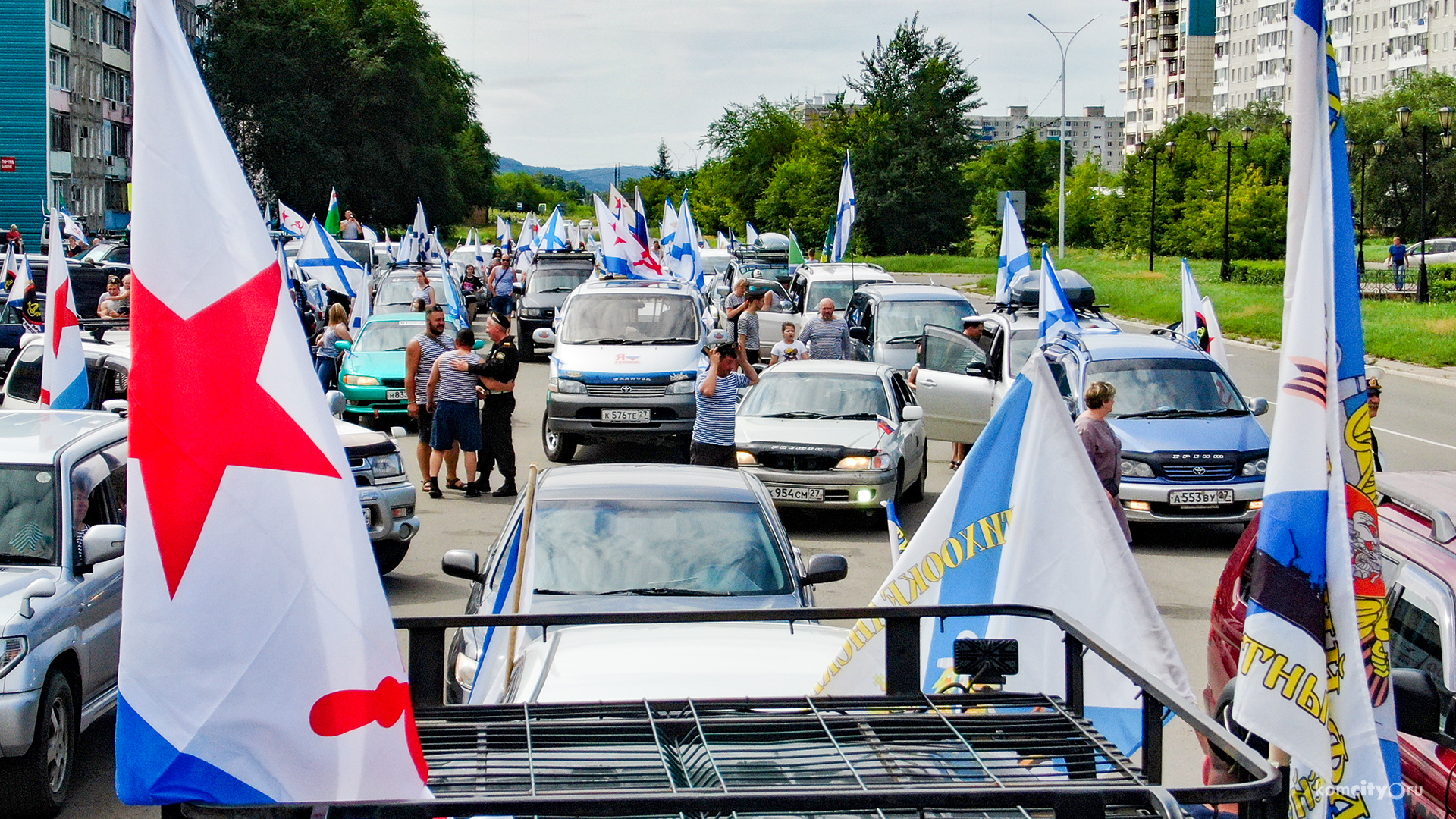 Полсотни машин с флагами ВМФ проехали по улицам Комсомольска-на-Амуре