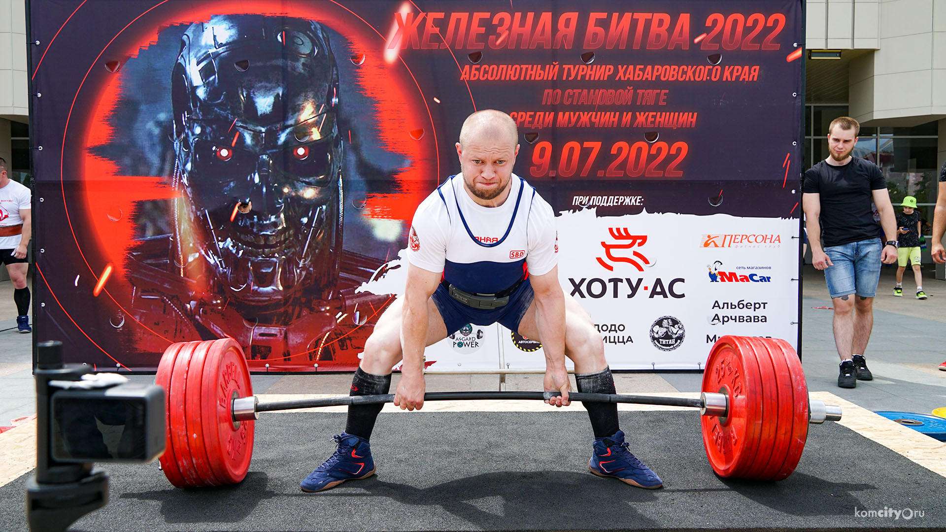 «Вес взят!» — Краевой турнир по становой тяге проходит на Театральной площади