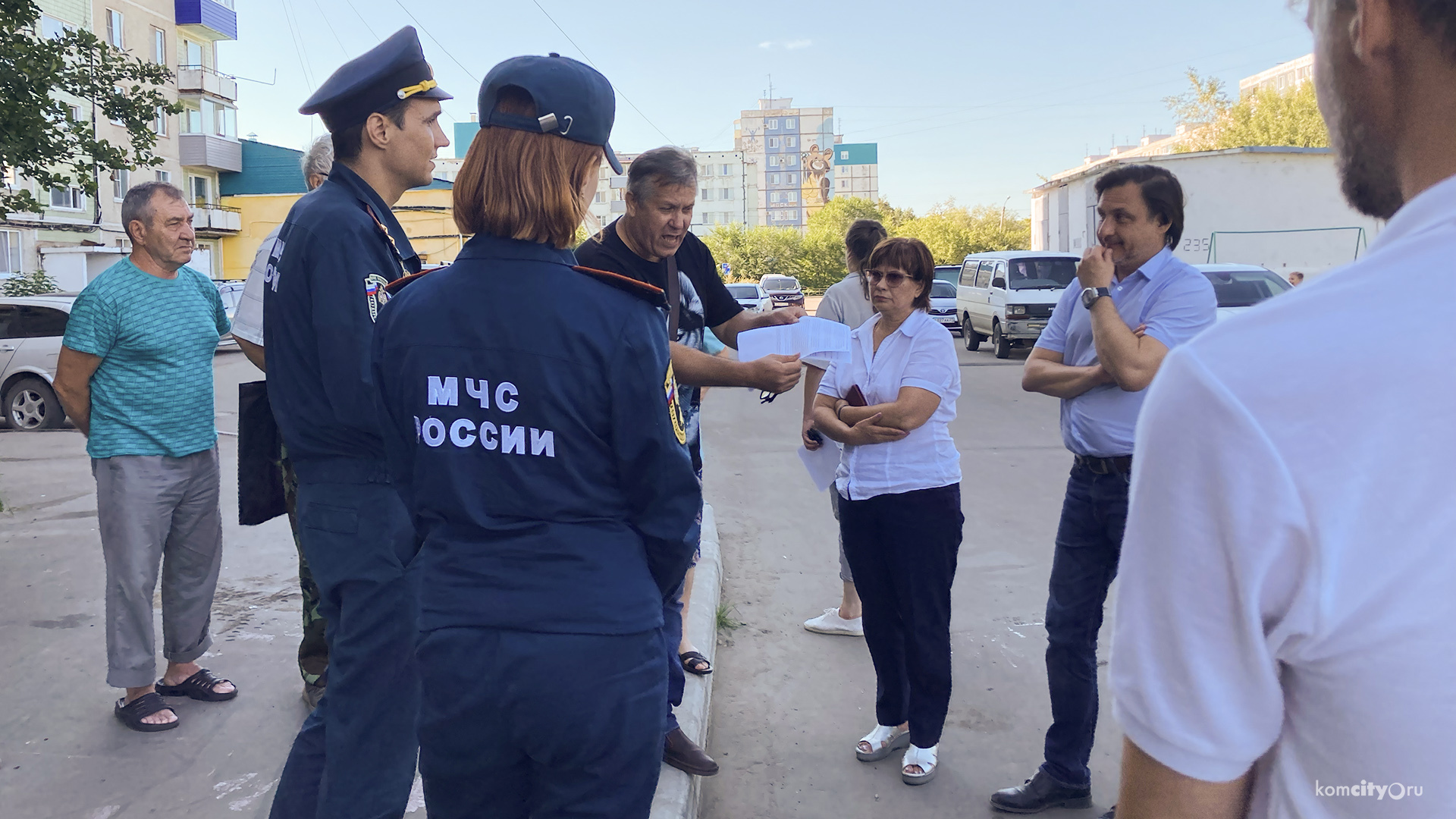 Альтернативу бетонным блокам искали на встрече жильцов оживлённого двора, пожнадзора и главы города