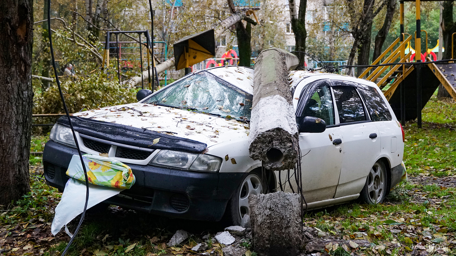 Столбами и деревьями завалило машины в Комсомольске