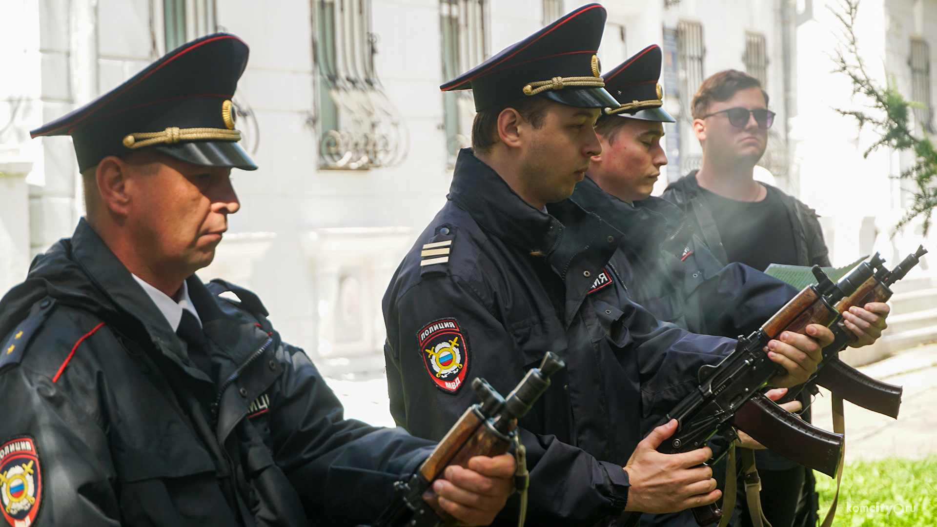 Жертв терроризма вспомнили на церемонии возложения цветов к мемориалу УМВД