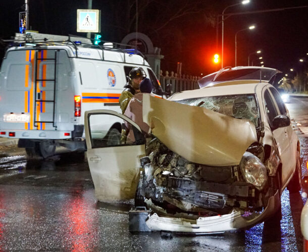 Пять человек пострадали в столкновении на Комшоссе — Калинина