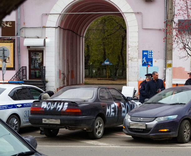 Исписанную антивоенными лозунгами машину бросили посреди проспекта Ленина