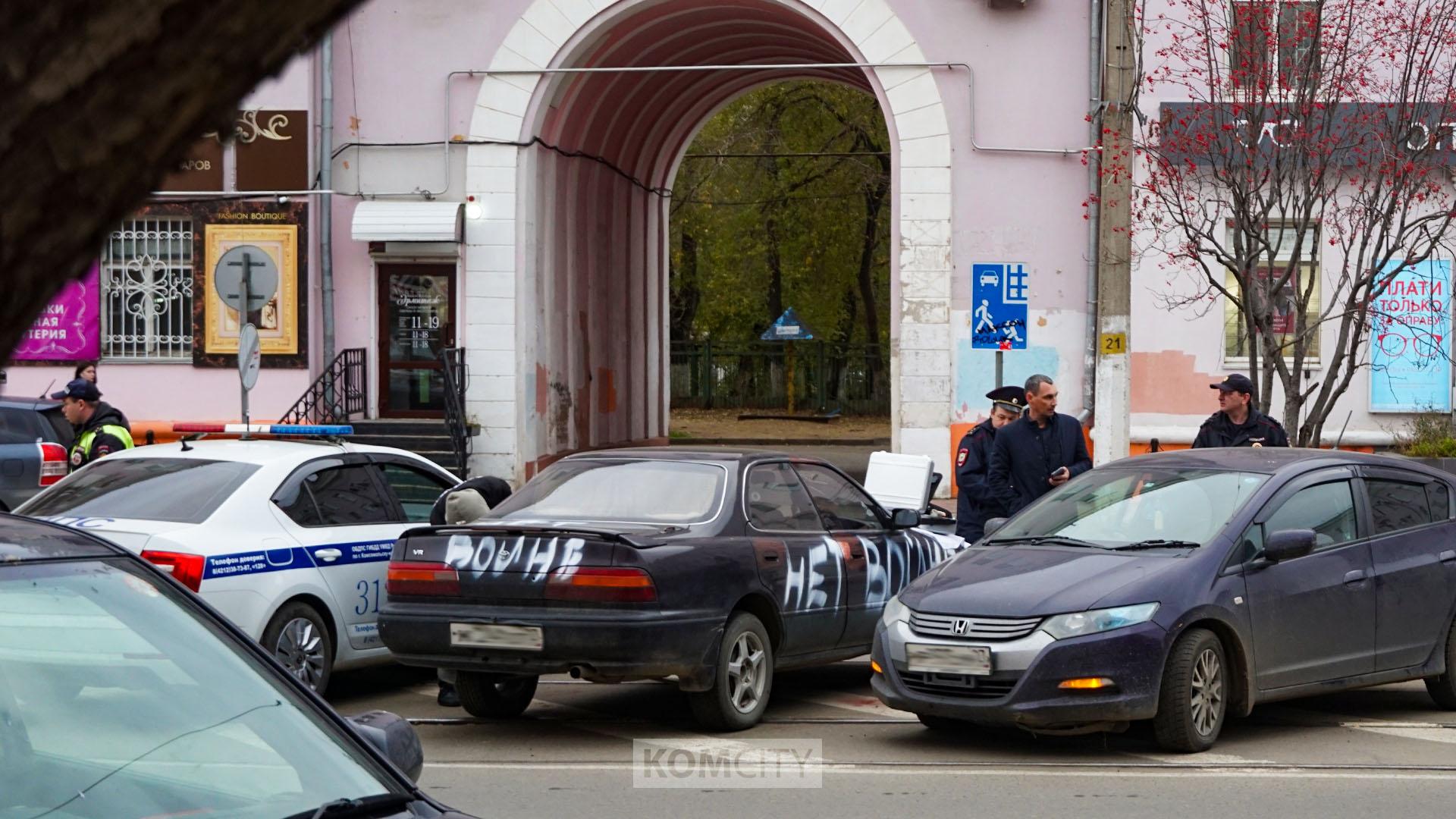 Исписанную антивоенными лозунгами машину бросили посреди проспекта Ленина