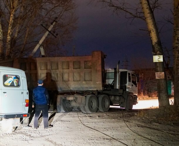 На Вагонной грузовик завалил столб