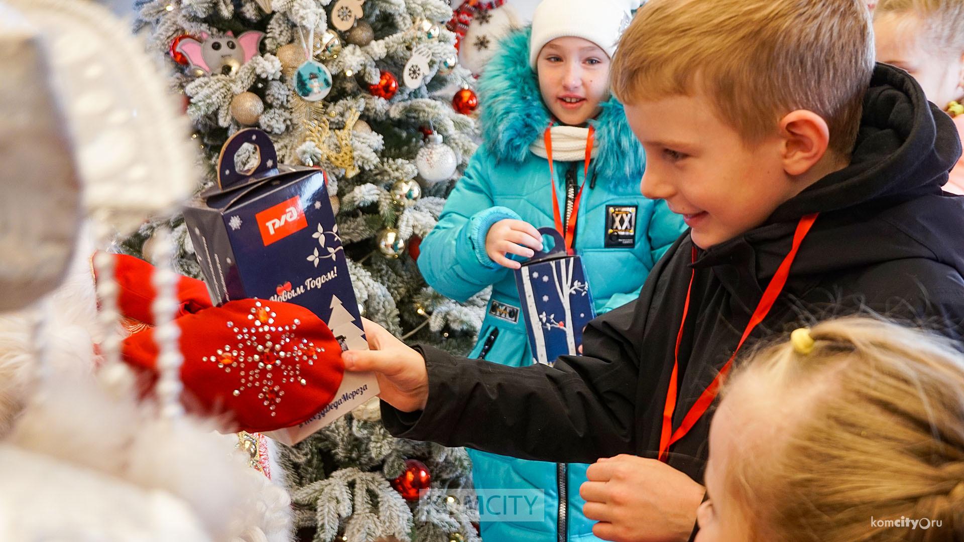  Комсомольчане побывали в передвижной резиденции Деда Мороза