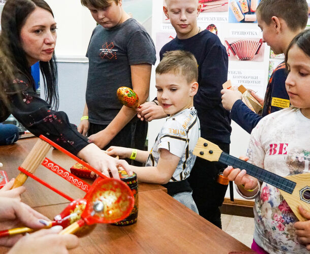 Матрёшки, балалайки и варганы ждали комсомольчан на Ночи искусств в Краеведческом музее