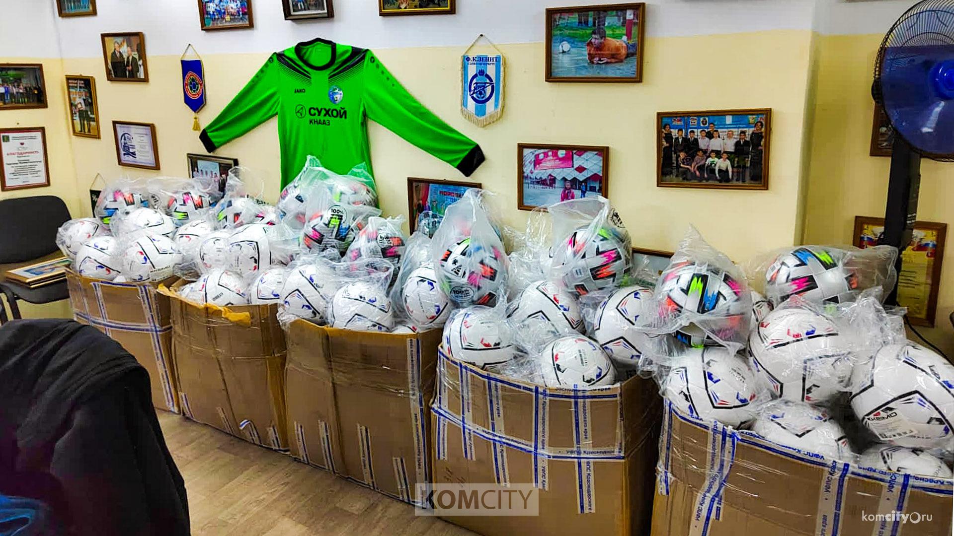 Мячей на миллион рублей подарил комсомольским футболистам Юрий Газинский