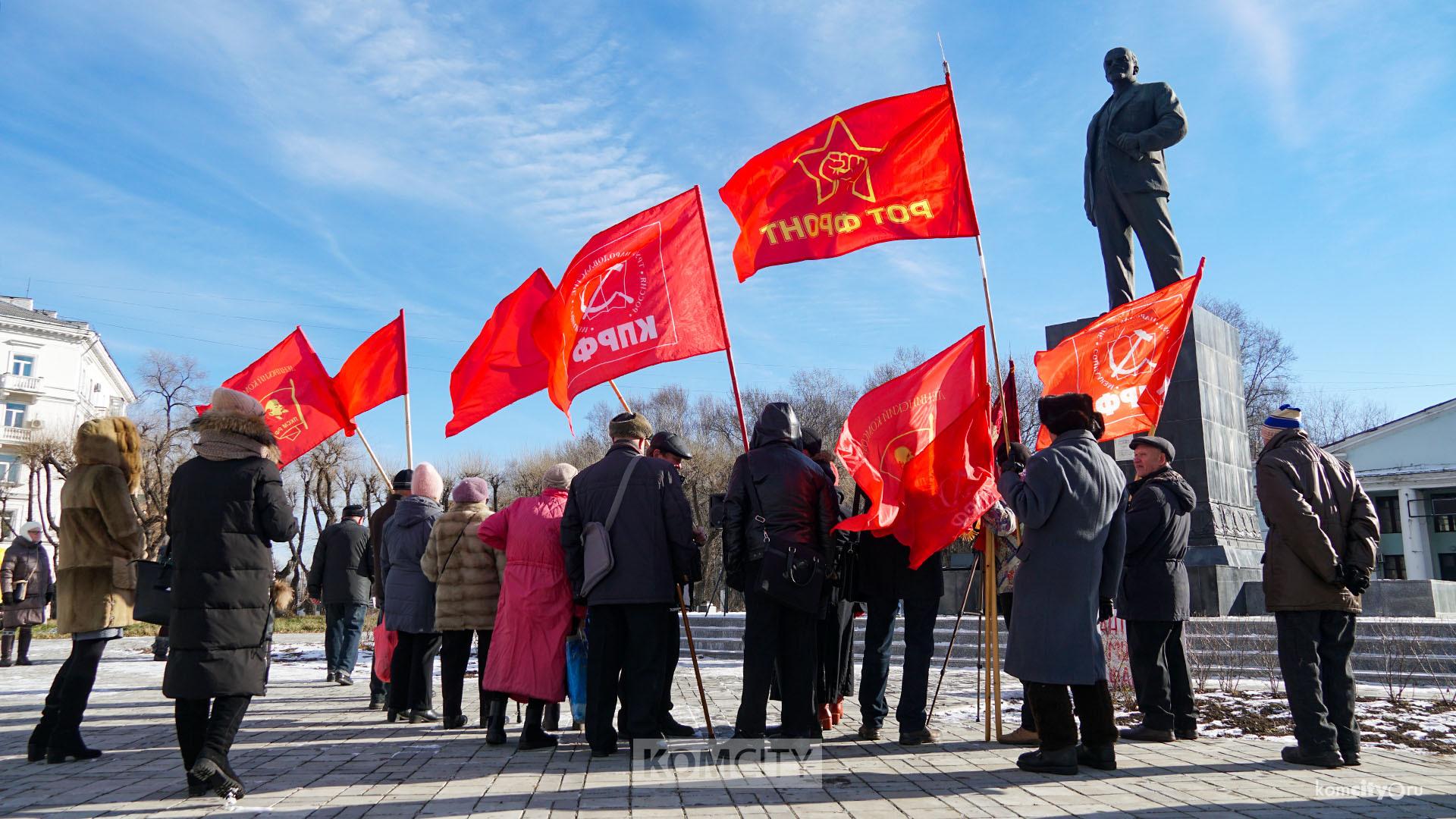 Митинг в годовщину Великой Октябрьской революции прошёл на площади Ленина