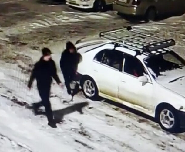На Московском подростки порезали колёса у более чем десятка машин