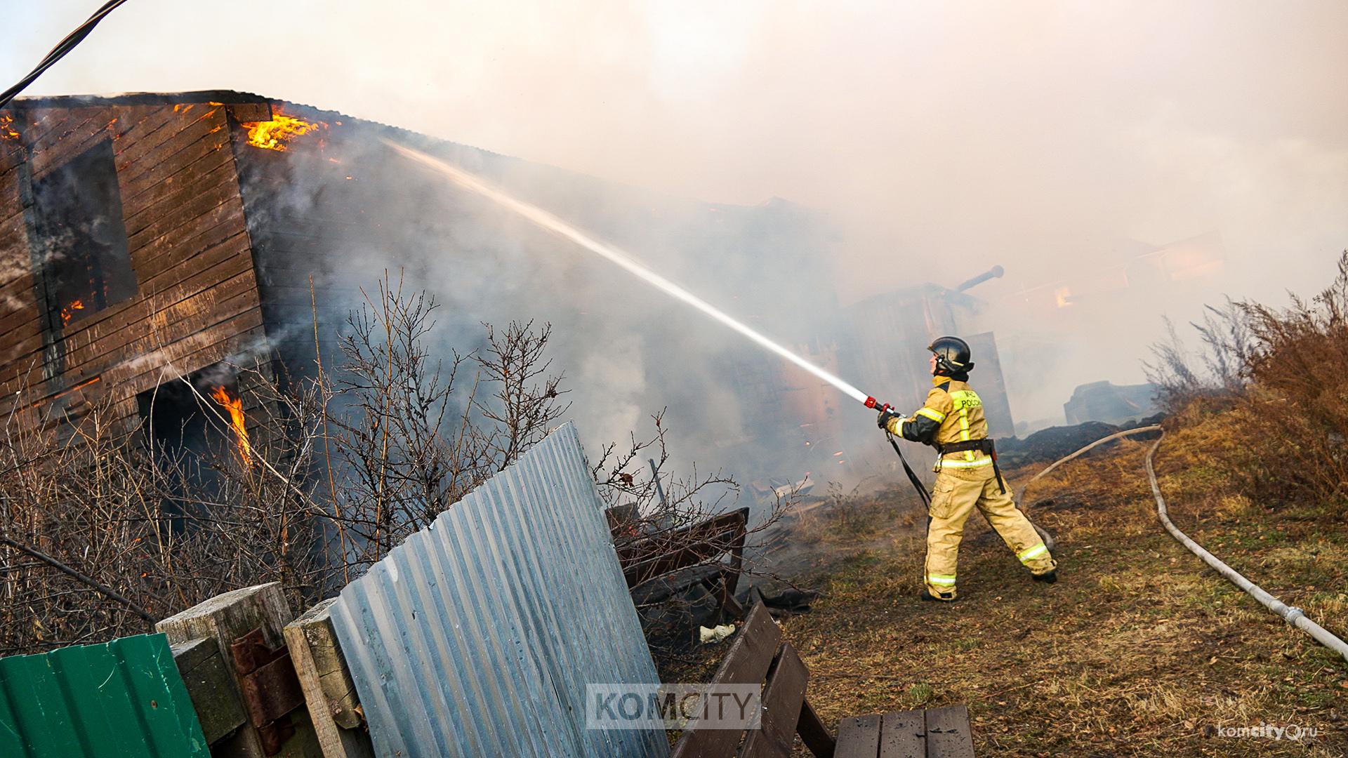 Пожар на Мылках оставил семью накануне зимы без дома и машины