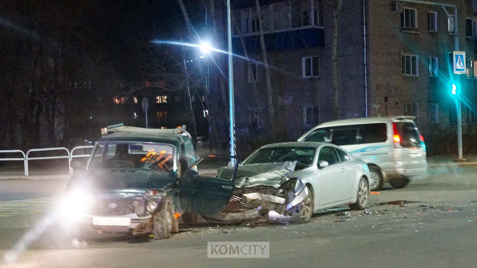 В столкновении на Комшоссе — Ленинградской пострадали два водителя