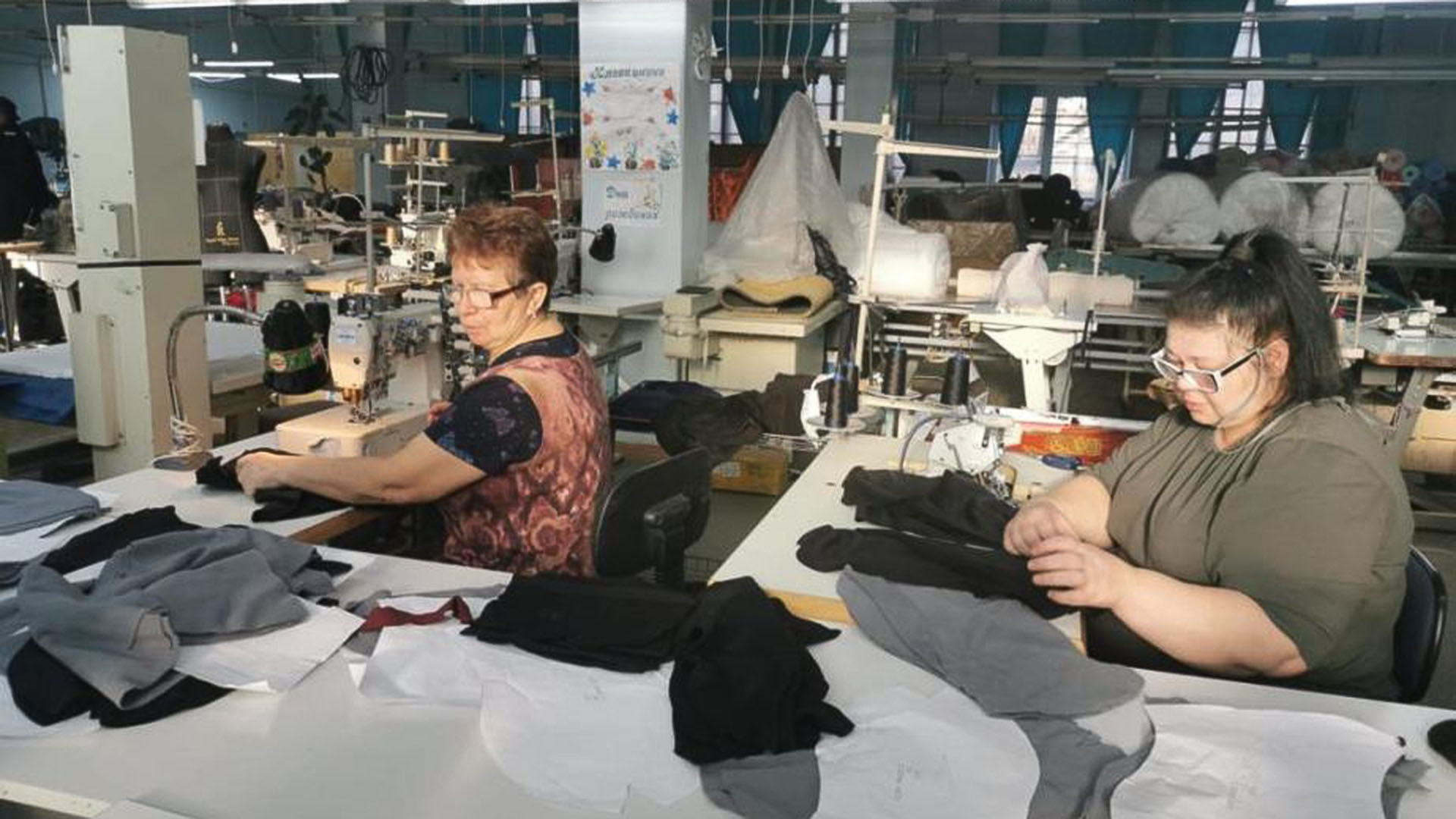 Бельё и балаклавы сшила для мобилизованных швейная фабрика «Комсомолка»