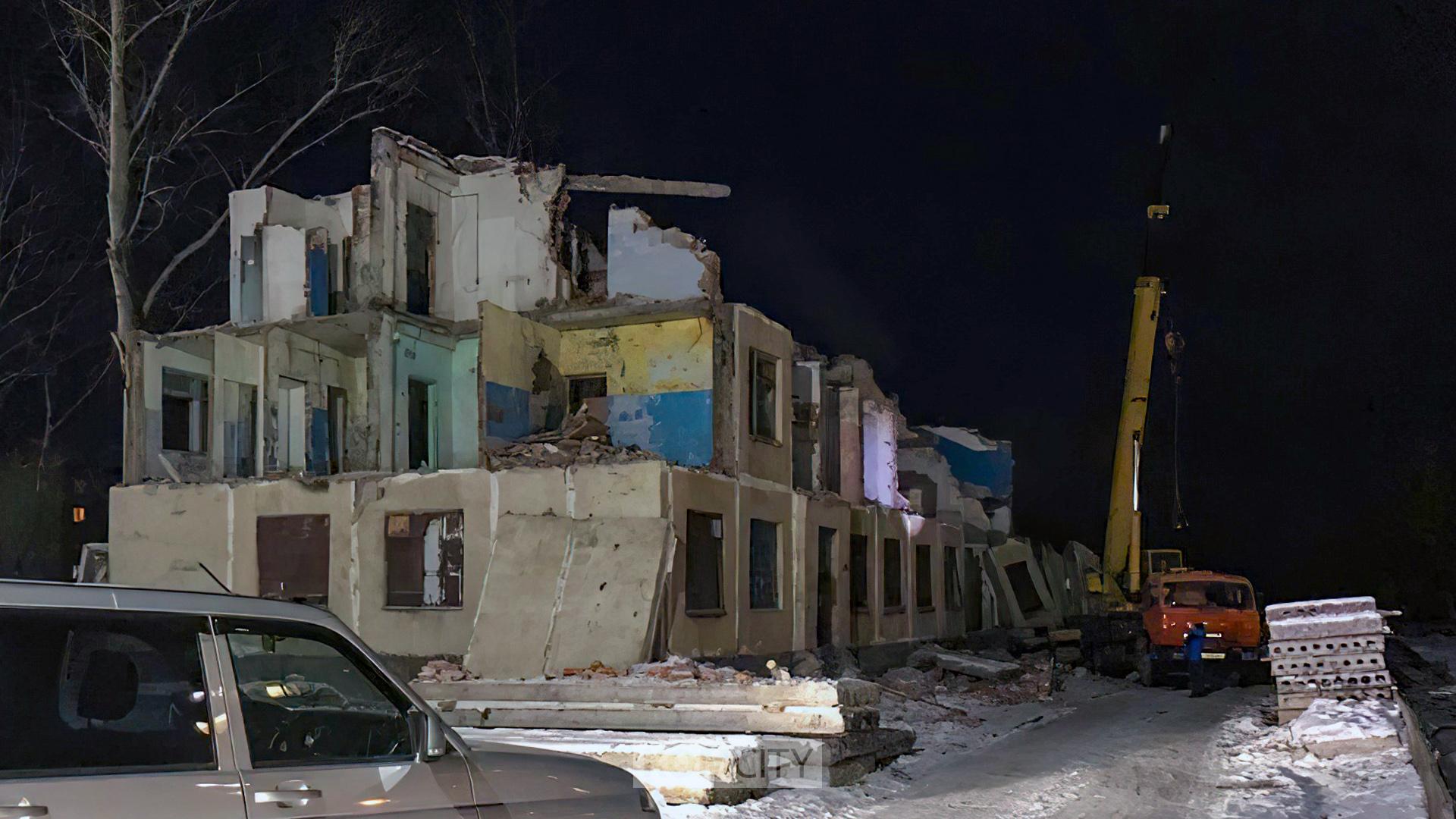 В Хурбе насмерть задавило рабочего, разбиравшего разрушенное здание