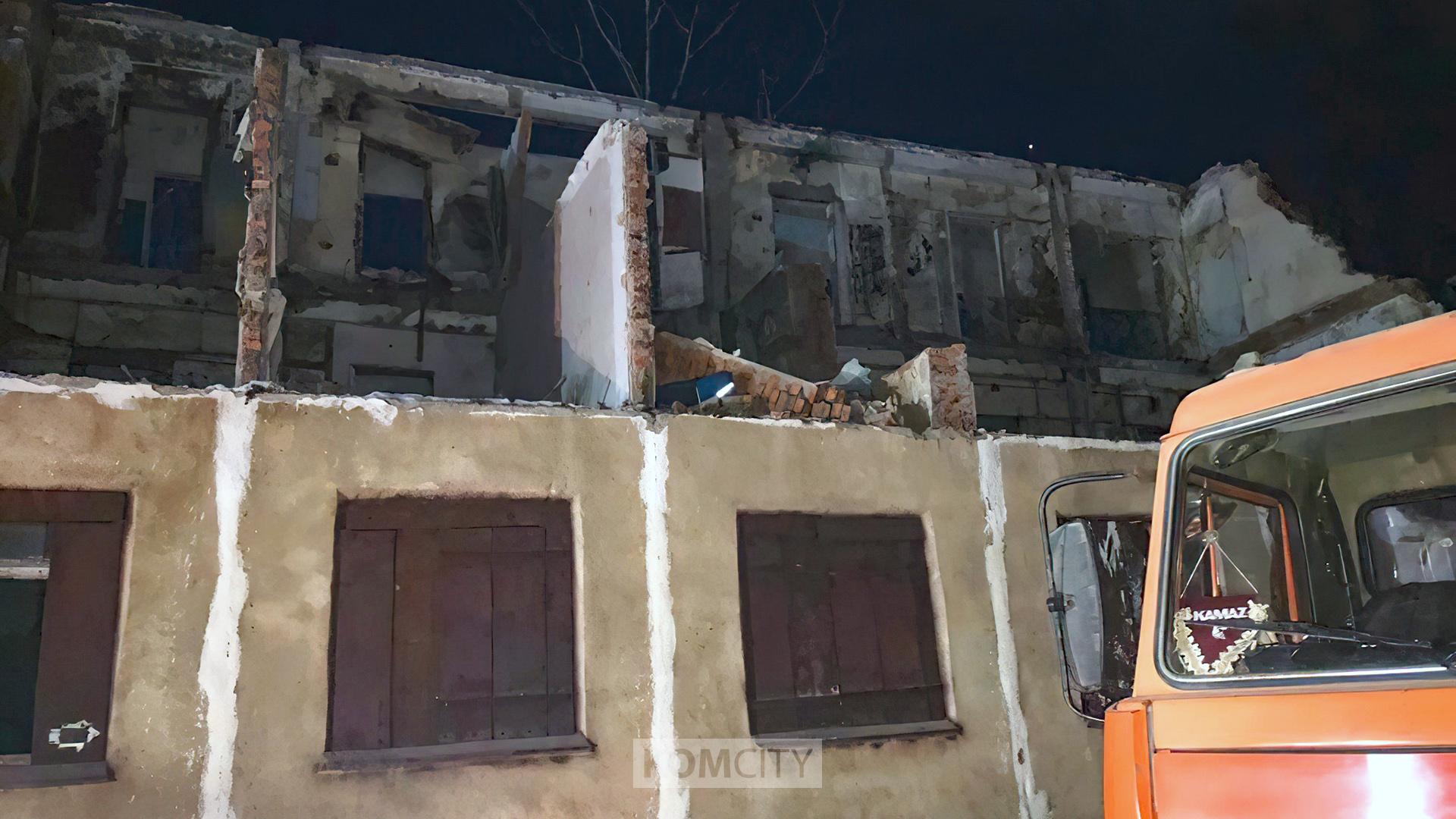 В Хурбе насмерть задавило рабочего, разбиравшего разрушенное здание
