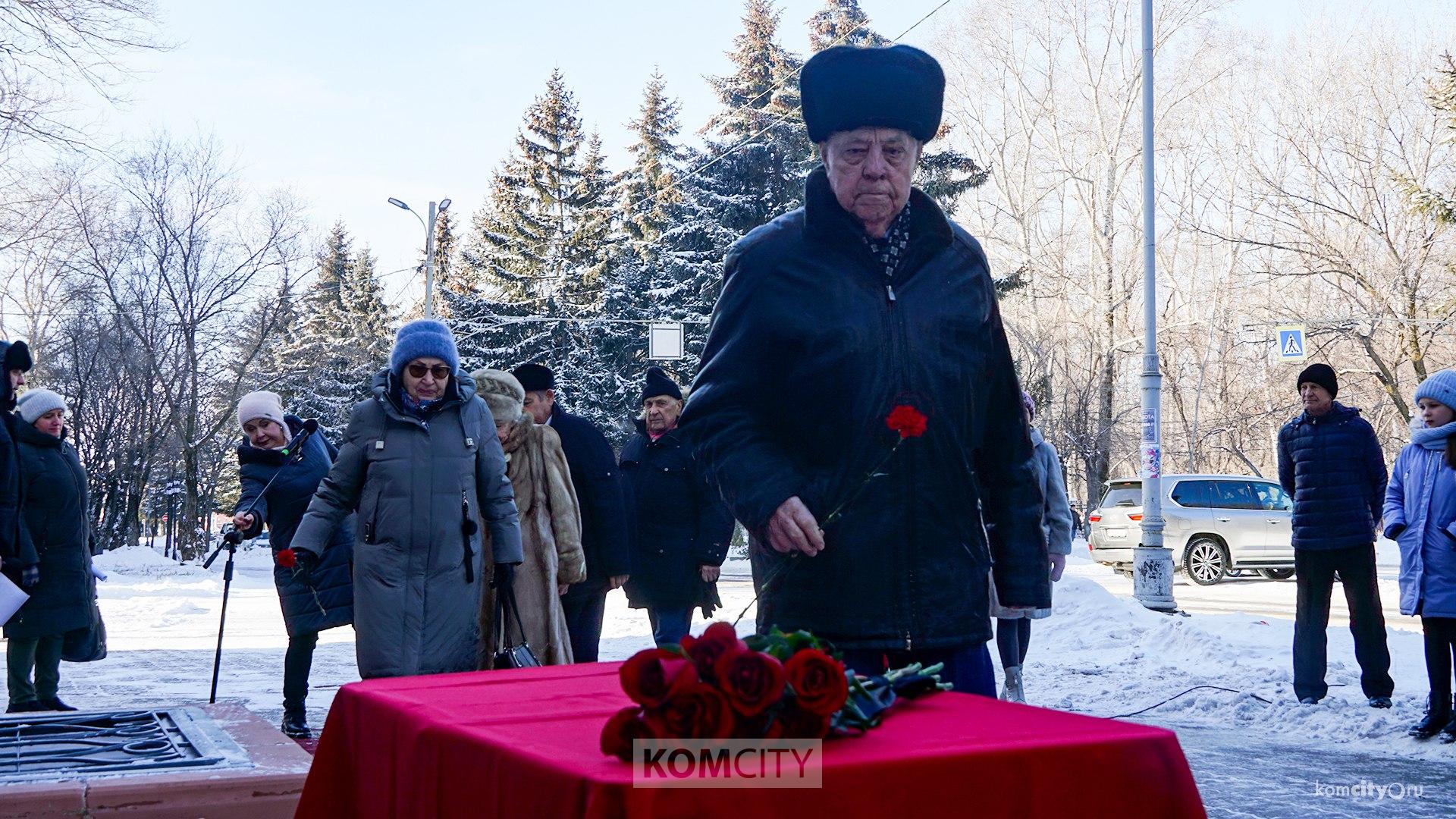 В день 100-летия Александра Буряка возложили цветы к его мемориальной доске