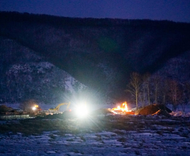 На стройке дамбы под лёд провалился бульдозер, водитель выбраться не успел