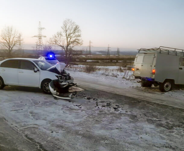 В районе Нового Мира легковушка выбила с дороги УАЗ-«буханку», один человек пострадал