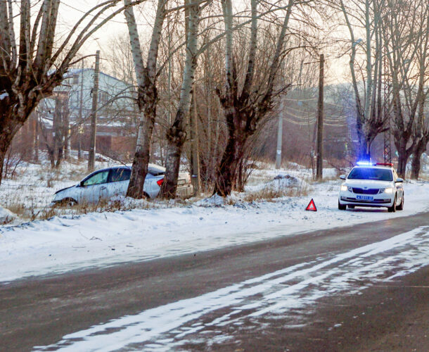 На Павловского Аллион влетел в дерево, пассажир получил серьёзную травму