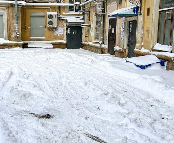 Пожаловаться на некачественную уборку снега во дворах можно на краевую «горячую линию»