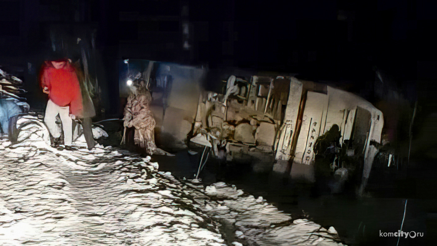 Пассажирский автобус опрокинулся на трассе Снежный — Уктур