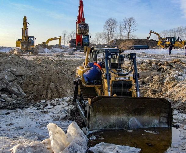 Утонувший бульдозер со второй попытки вытащили из Амура, тело водителя всё ещё не найдено