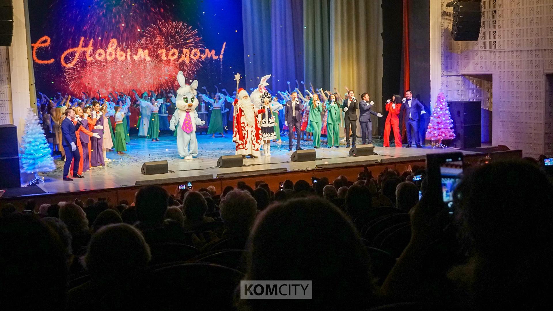 Новогодний благотворительный концерт собрал полный зал в Драмтеатре