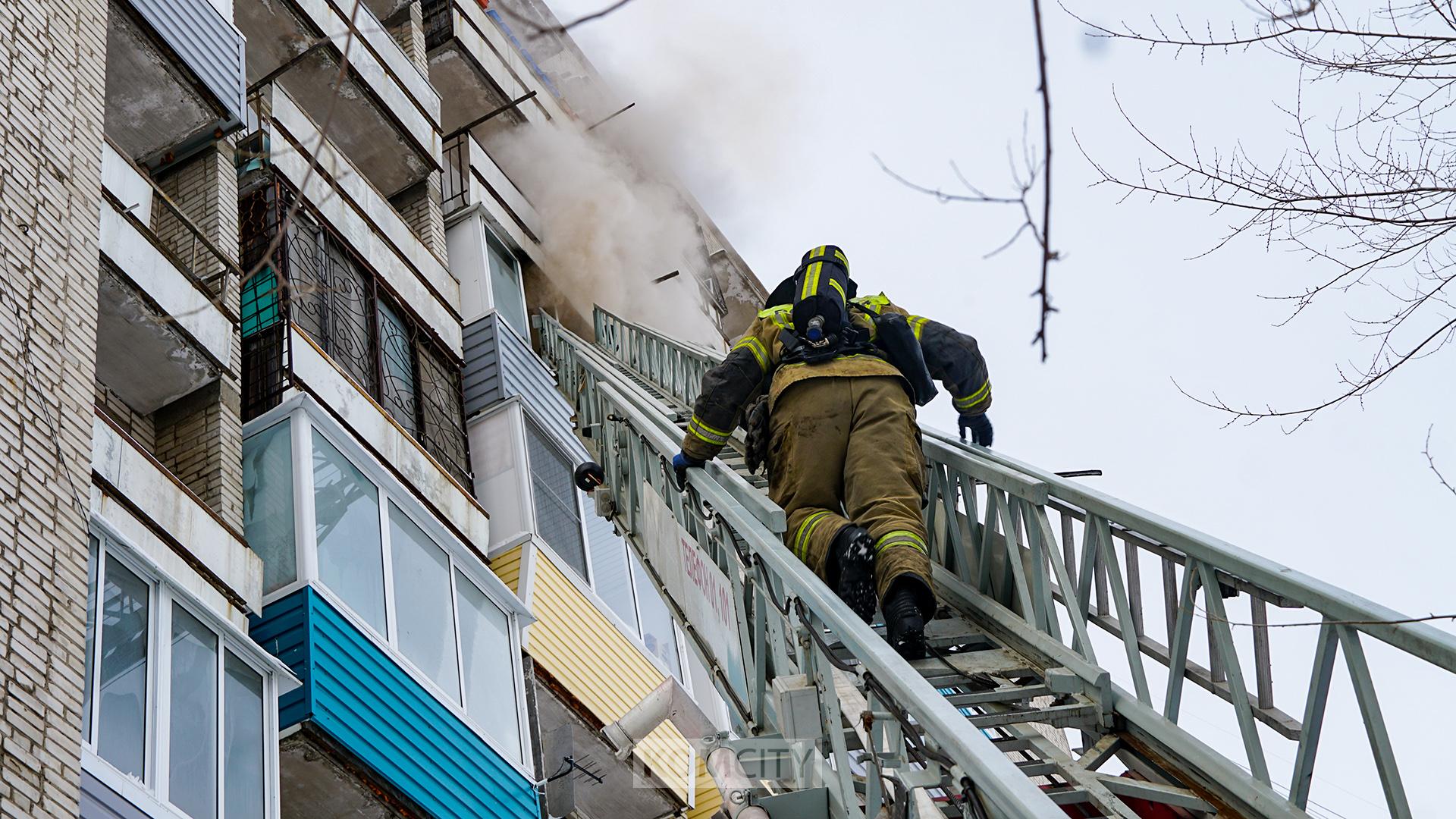 Пожарные спасли двух человек из загоревшейся квартиры
