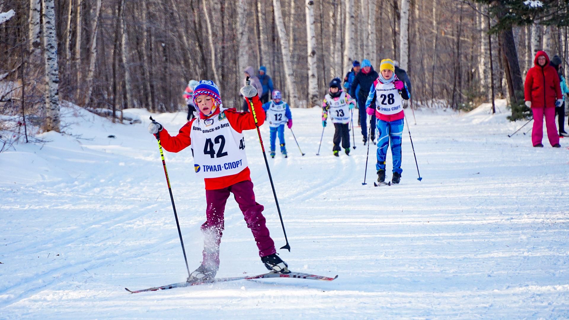 Больше двухсот человек прокатились на лыжах на открытии сезона на «Снежинке»