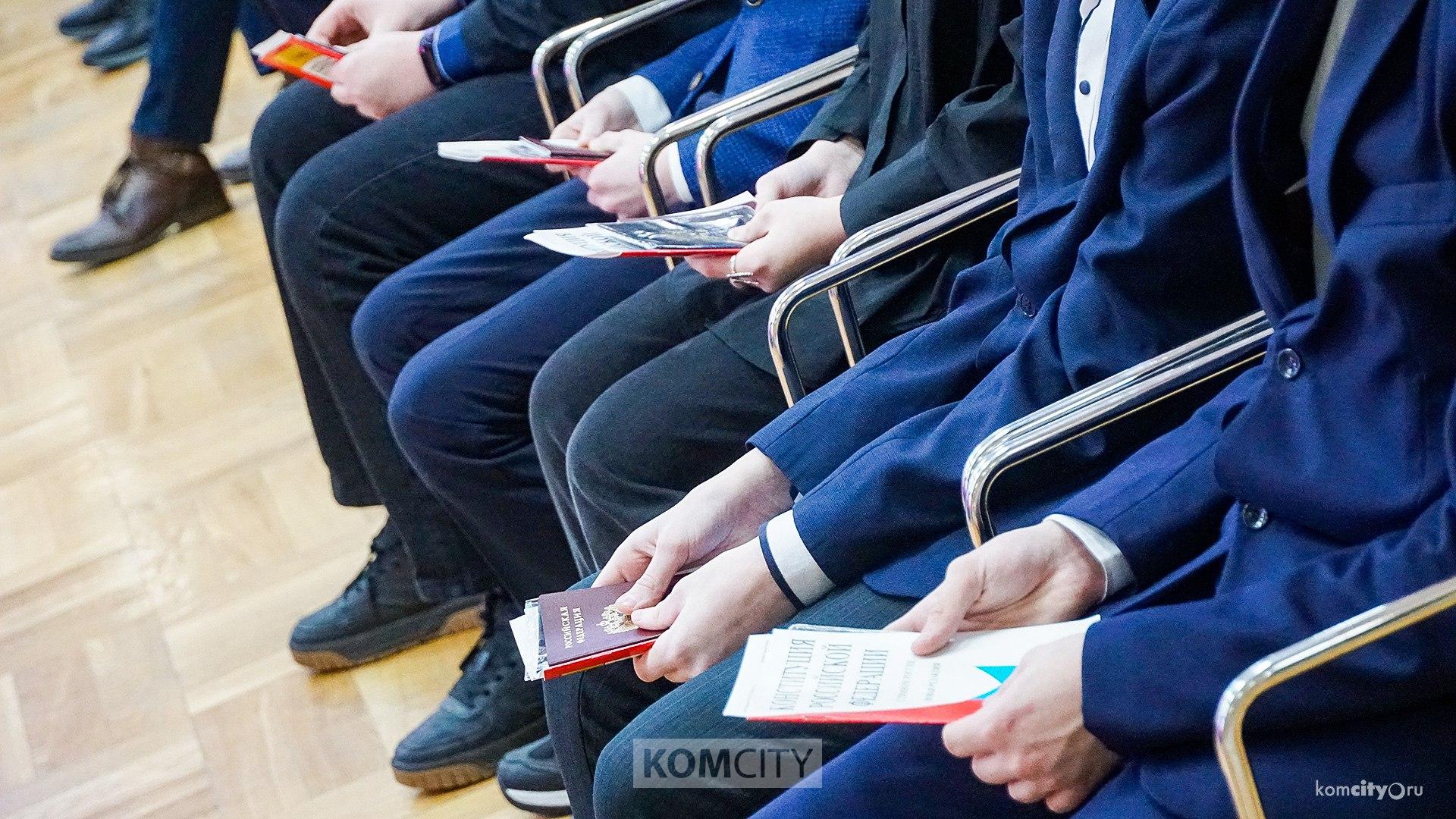 56 юных комсомольчан получили паспорта в День Конституции