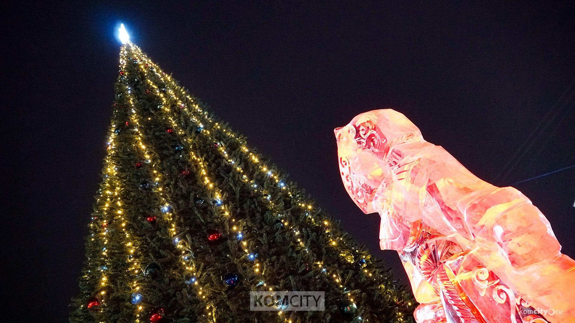Новогодний городок на ДК Авиастроителей открыли с мишурой и светящимися фонтанами