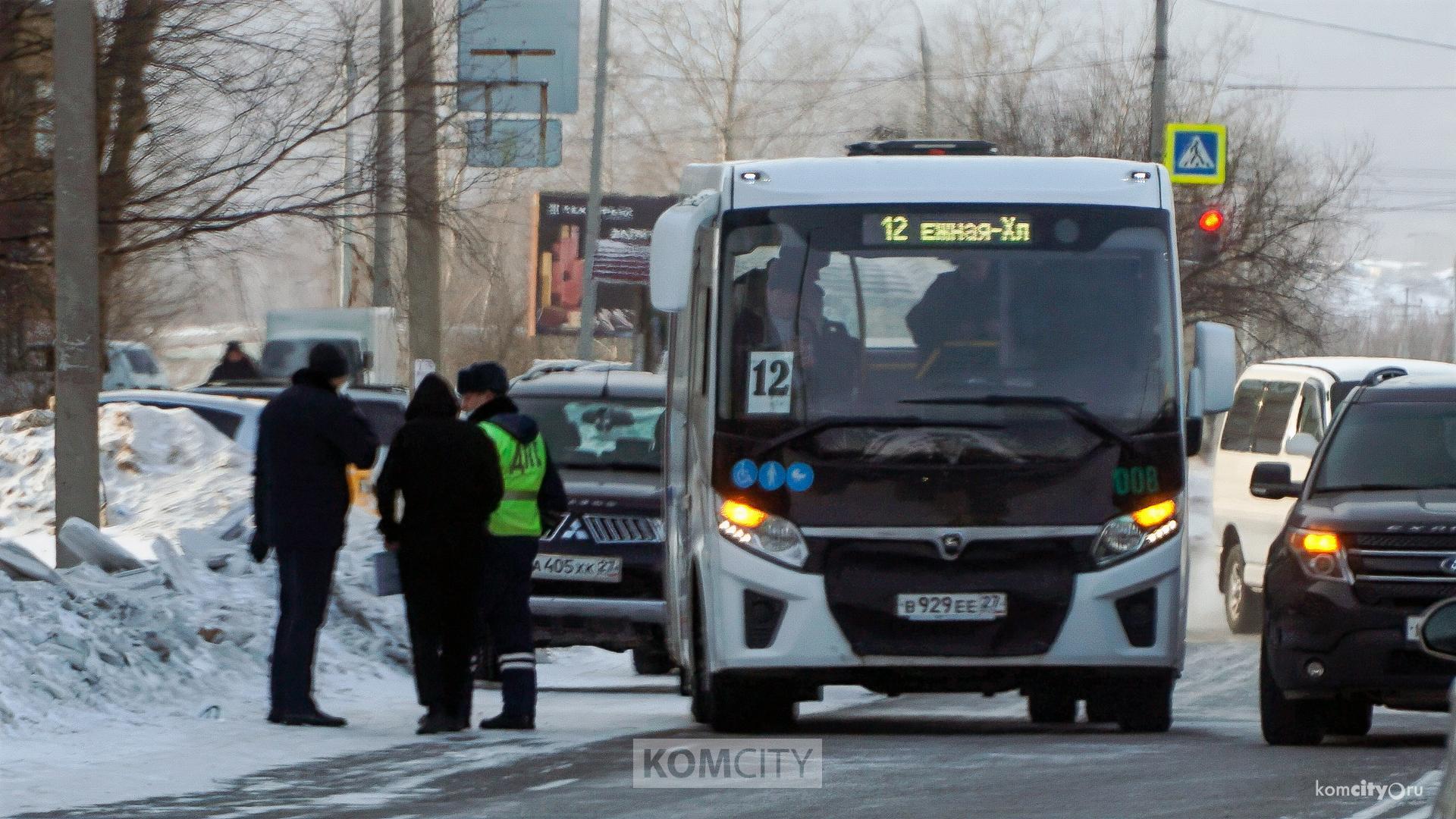 Голый мужик атаковал автобус №12 и временно вывел его с линии