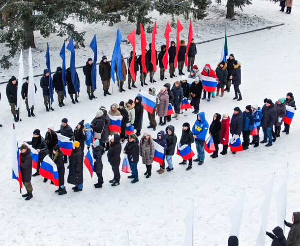 Букву «V» собрали у Дома молодёжи в поддержку СВО