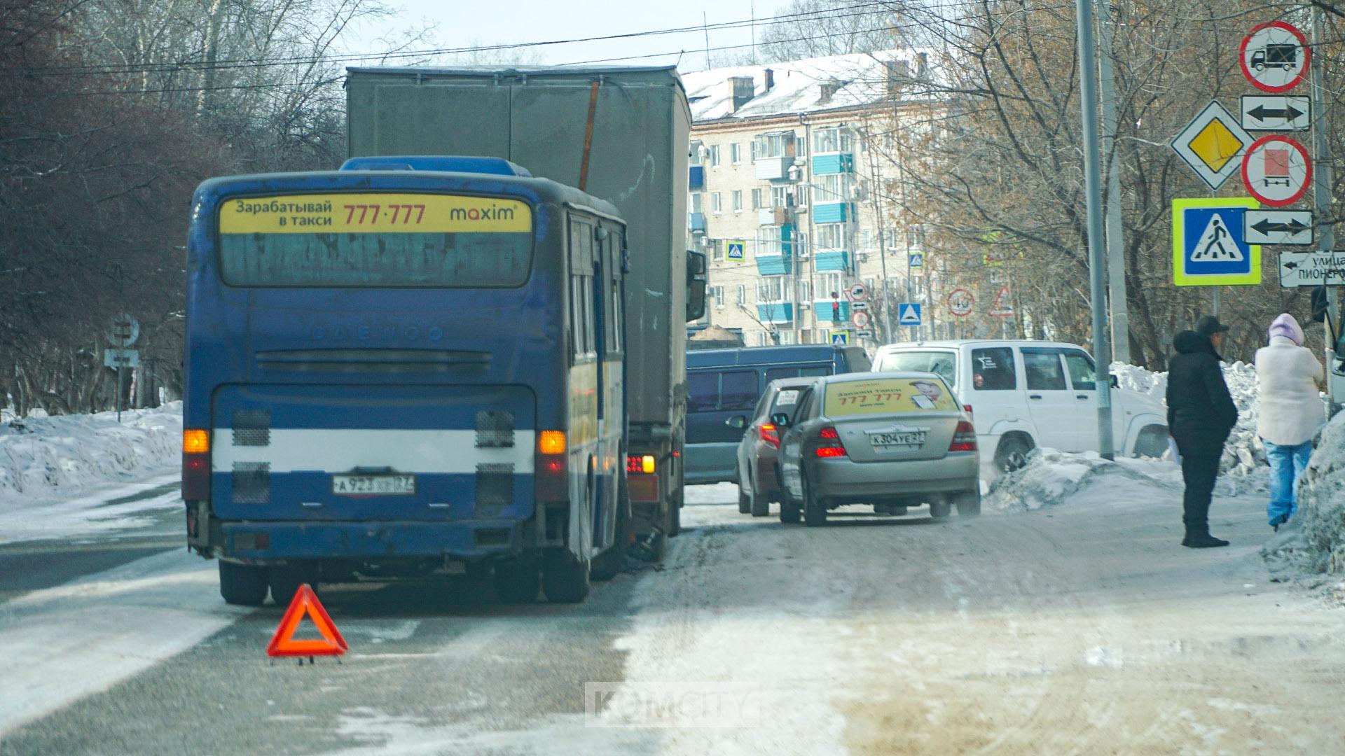 На Дзержинского автобус врезался в фуру