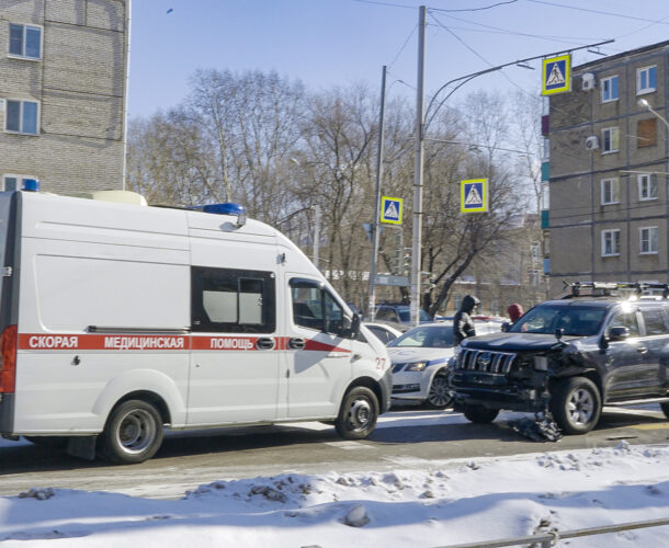 На Октябрьском пешехода зацепило устроившей ДТП машиной