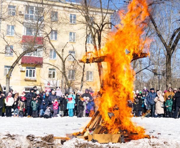 Бесплатные блины и кочующее чучело порадовали гостей масленицы на ДК Авиастроителей