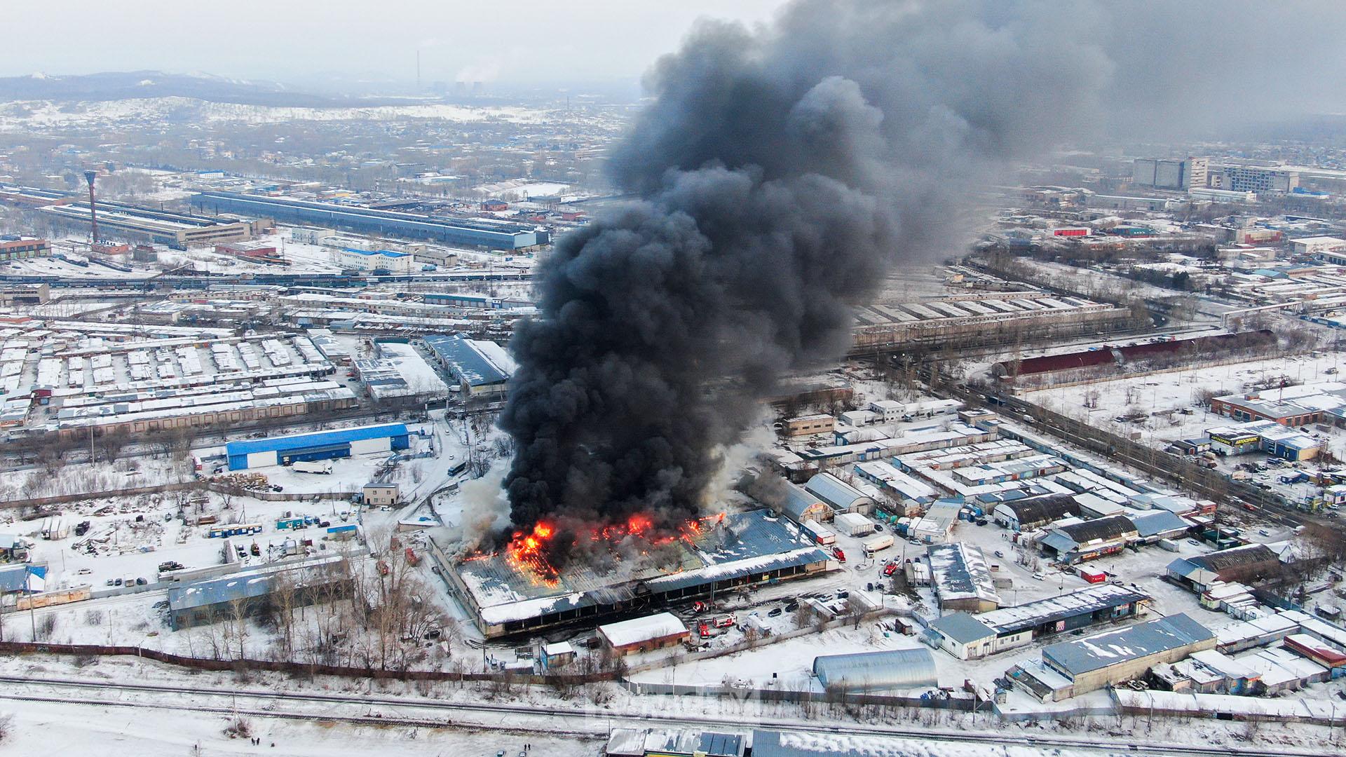 Крупный пожар тушат на складах на «новом рынке»