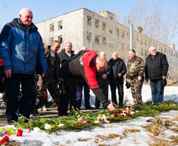 Погибших в Чечне почтили минутой молчания у мемориала на Северном шоссе