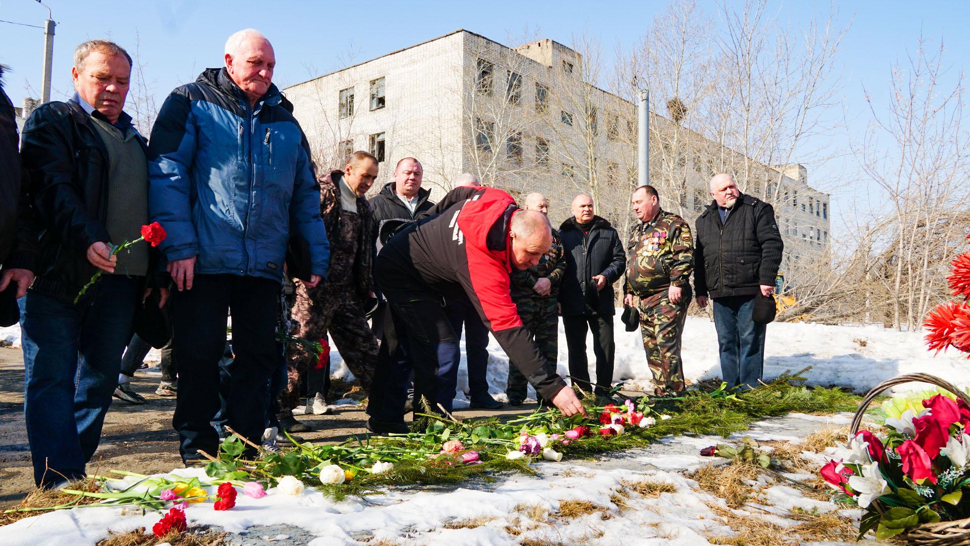 Погибших в Чечне почтили минутой молчания у мемориала на Северном шоссе