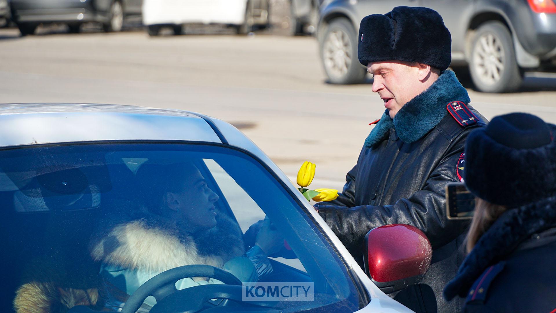 Акцию «Цветы для автоледи» провели в Комсомольске